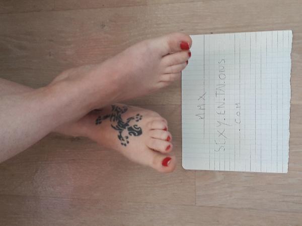 <H6><font color=white>Mmx   <i>Une première pour ce nouveau site : mes petits pieds nus</i></H6>