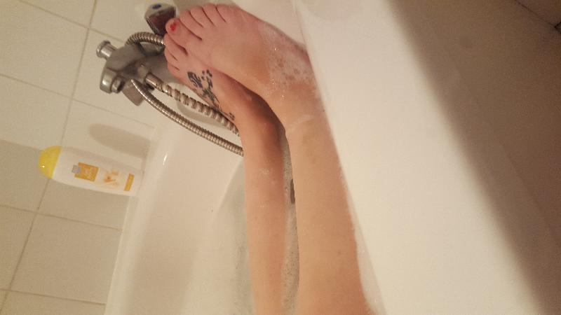 <H6><font color=white>Mmx   <i>Mais petit pied dans la douche et dans le bain</i></H6>